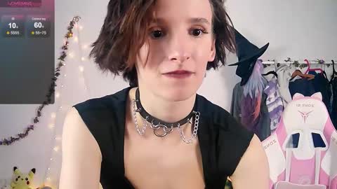 Snapshot of yellow_songbird chatting on 10.10.25 Liya online show from 10.10.25