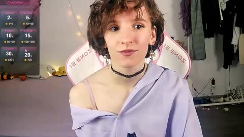 Snapshot of yellow_songbird chatting on 11.28.25 Liya online show from 11.28.25