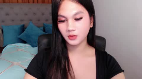 Snapshot of yen_bente chatting on 10.19.25 Yen online show from 10.19.25