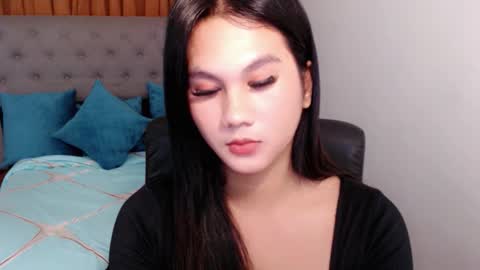 Snapshot of yen_bente chatting on 10.23.25 Yen online show from 10.23.25