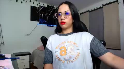 yesie_hot2 online show from 06.17.26