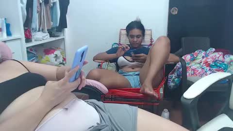 Snapshot of yessica_08 chatting on 02.26.25 yessica and andres online show from 02.26.25