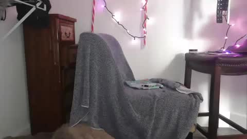 Snapshot of yessimua chatting on 12.24.24 CUMONURFACE online show from 12.24.24