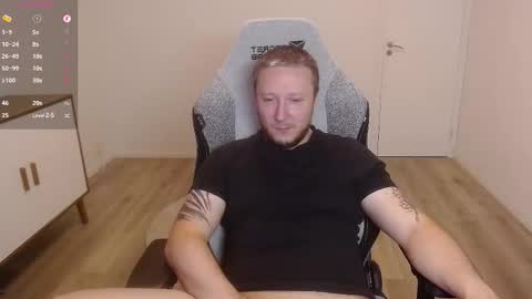 Snapshot of yhdxhy chatting on 10.13.25 James online show from 10.13.25