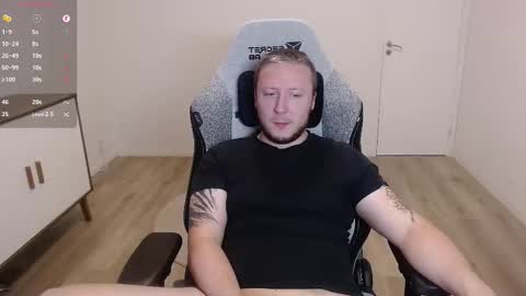 Snapshot of yhdxhy chatting on 10.18.25 James online show from 10.18.25