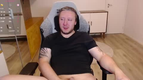 Snapshot of yhdxhy chatting on 11.22.25 James online show from 11.22.25