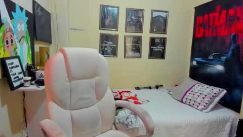 Snapshot of yker18 chatting on 10.05.25 yker online show from 10.05.25