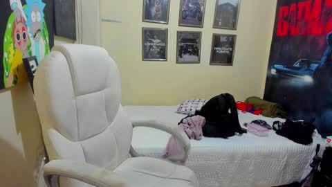 Snapshot of yker18 chatting on 10.09.25 yker online show from 10.09.25