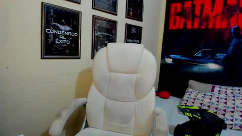 Snapshot of yker18 chatting on 10.14.25 yker online show from 10.14.25