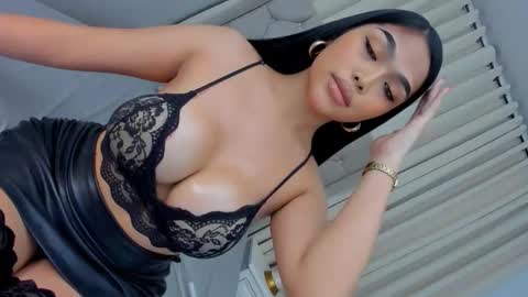 ylonagrae online show from 10.24.25