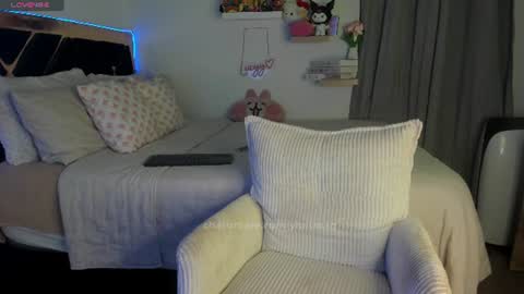 Snapshot of yluismag chatting on 06.25.26 lucy online show from 06.25.26