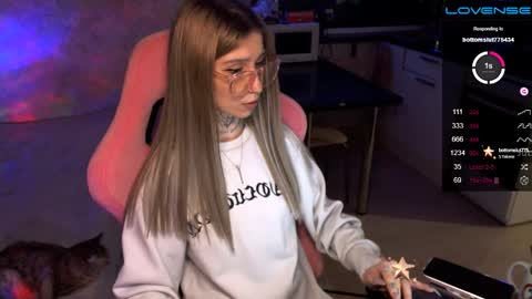 Snapshot of yngmilf_ chatting on 12.10.24 online show from 12.10.24