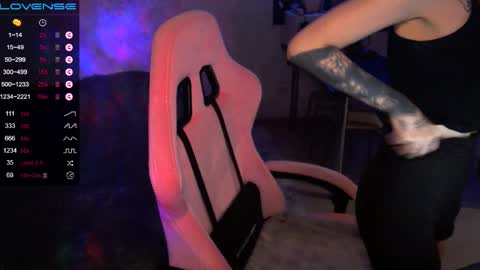 Snapshot of yngmilf_ chatting on 02.18.25 online show from 02.18.25