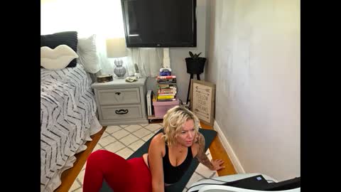 Snapshot of yogimilflover chatting on 10.08.25 Yogiblondebangme online show from 10.08.25