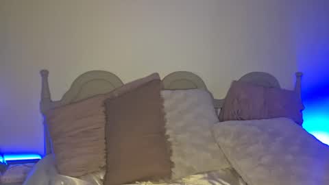 Yogiblondebangme online show from 04.10.26