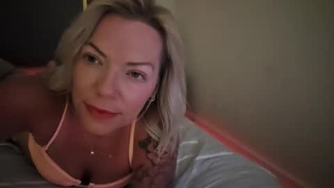 Snapshot of yogimilflover chatting on 04.25.26 Yogiblondebangme online show from 04.25.26