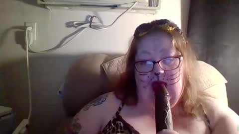 Snapshot of yomoopy chatting on 10.31.25 yomoopy online show from 10.31.25