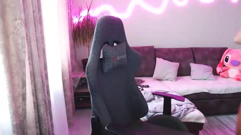 Snapshot of youdreamm chatting on 10.26.25 Bella online show from 10.26.25