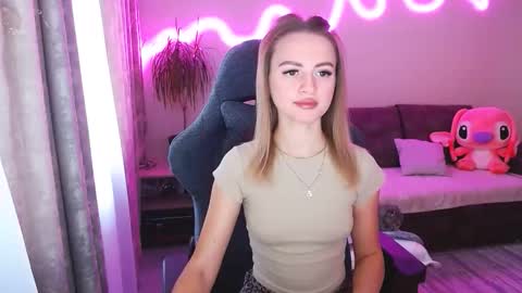 Snapshot of youdreamm chatting on 11.17.25 Bella online show from 11.17.25