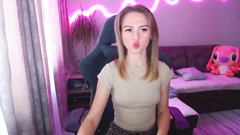 Snapshot of youdreamm chatting on 11.27.25 Bella online show from 11.27.25