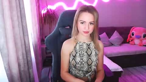 Snapshot of youdreamm chatting on 12.01.25 Bella online show from 12.01.25