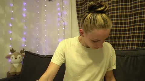 Snapshot of your_little_flexible_girl chatting on 04.05.26 Meri online show from 04.05.26