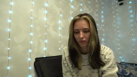 Snapshot of your_little_flexible_girl chatting on 04.08.26 Meri online show from 04.08.26