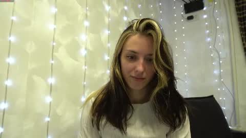 Snapshot of your_little_flexible_girl chatting on 04.14.26 Meri online show from 04.14.26