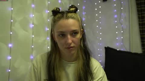 Snapshot of your_little_flexible_girl chatting on 04.21.26 Meri online show from 04.21.26