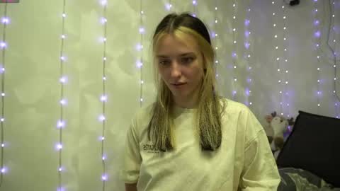 Snapshot of your_little_flexible_girl chatting on 04.23.26 Meri online show from 04.23.26