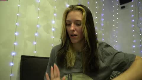 Snapshot of your_little_flexible_girl chatting on 04.30.26 Meri online show from 04.30.26