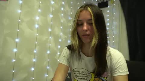 Snapshot of your_little_flexible_girl chatting on 05.05.26 Meri online show from 05.05.26