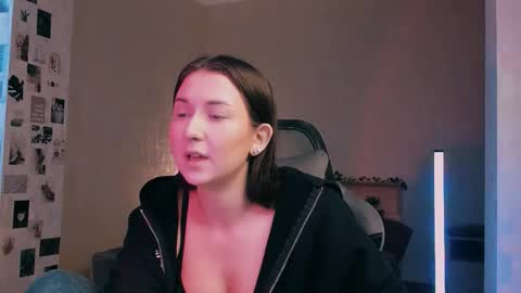 Snapshot of yourcandymint chatting on 11.04.25 Alia online show from 11.04.25