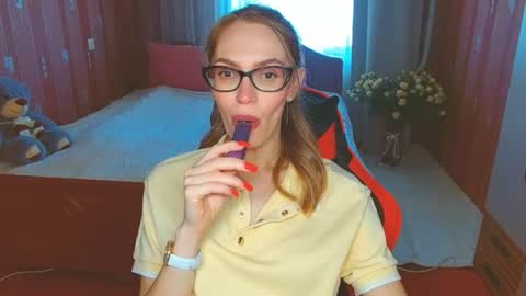 Snapshot of yourladysunshine chatting on 06.17.26 Ksyusha online show from 06.17.26