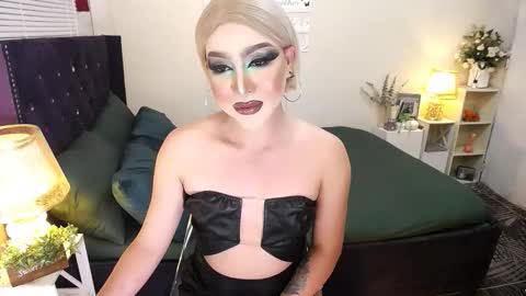 Snapshot of yourlivingonurdream chatting on 09.18.25 --               online show from 09.18.25