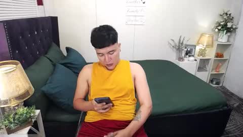 Snapshot of yourlivingonurdream chatting on 09.30.25 --               online show from 09.30.25