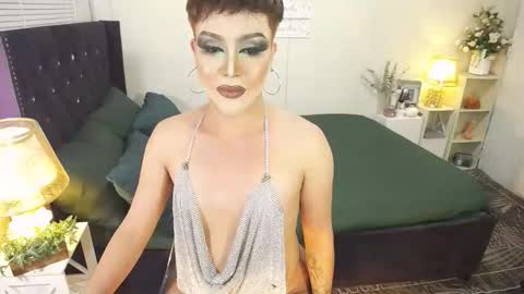 Snapshot of yourlivingonurdream chatting on 10.14.25 --               online show from 10.14.25