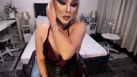 Snapshot of yourlivingonurdream chatting on 07.19.26 -- online show from 07.19.26