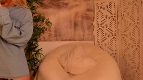 Snapshot of yourmidnightcoffee chatting on 11.28.25 Sarah online show from 11.28.25