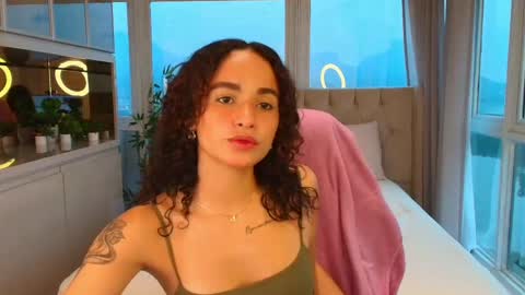 Snapshot of ysenne_josse chatting on 05.26.26 Ysenne online show from 05.26.26