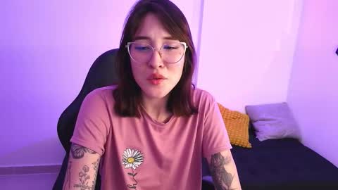 Snapshot of yulienne chatting on 11.20.25 Yulienne online show from 11.20.25