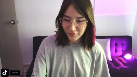 Snapshot of yulienne chatting on 11.23.25 Yulienne online show from 11.23.25