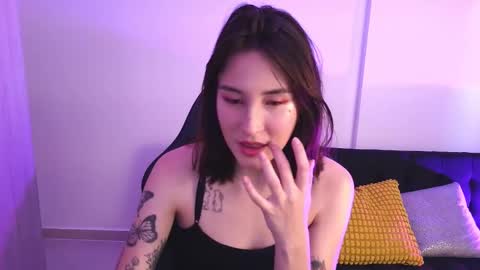 Snapshot of yulienne chatting on 11.28.25 Yulienne online show from 11.28.25