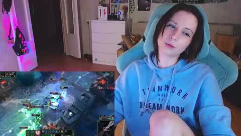 Snapshot of yum_neko_chan chatting on 01.15.25 Kris online show from 01.15.25