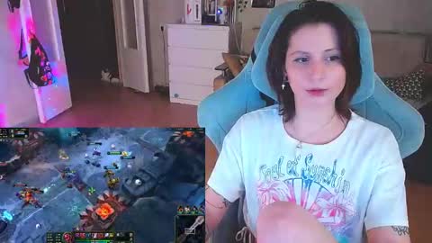 Snapshot of yum_neko_chan chatting on 01.21.25 Kris online show from 01.21.25