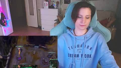 Snapshot of yum_neko_chan chatting on 02.14.25 Kris online show from 02.14.25