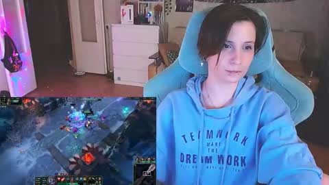 Snapshot of yum_neko_chan chatting on 02.25.25 Kris online show from 02.25.25