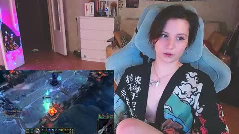 Snapshot of yum_neko_chan chatting on 03.04.25 Kris online show from 03.04.25