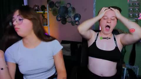 Snapshot of yume_sakura_ chatting on 10.17.25 yume_sakura_ online show from 10.17.25