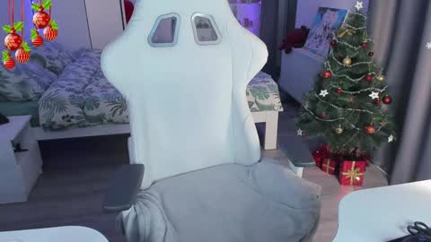 Snapshot of yumi_youkai chatting on 12.22.24 Yumi 3 online show from 12.22.24